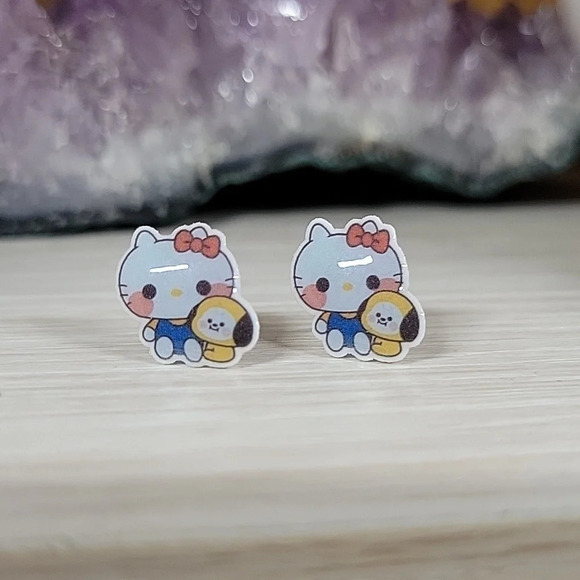 🔥LAST PAIR🔥 Hello Kitty & Friend Stud Earrings - Picture 1 of 7